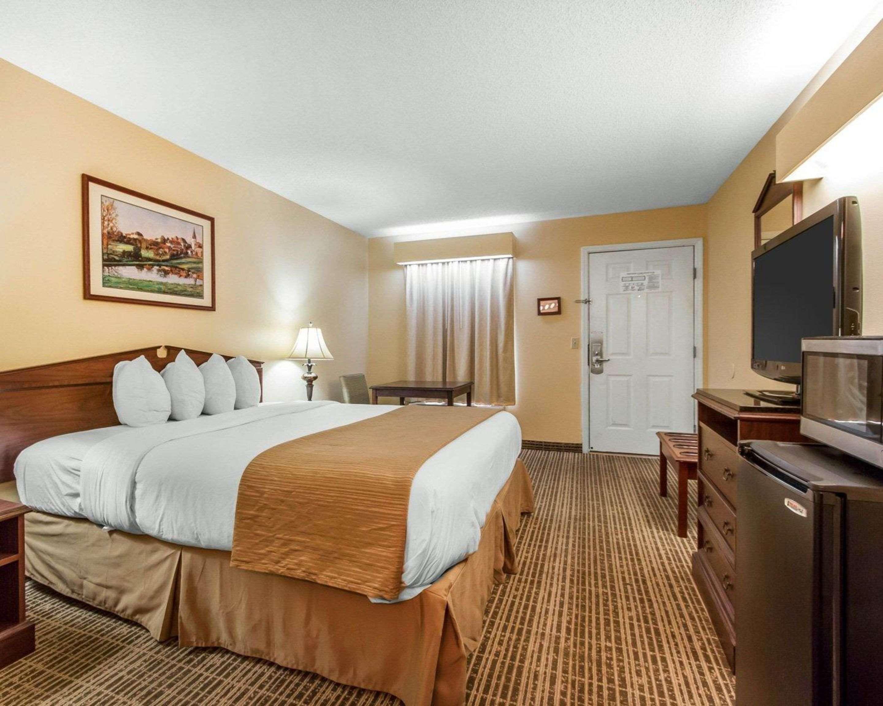 Baymont By Wyndham Selma Hotel Exterior photo