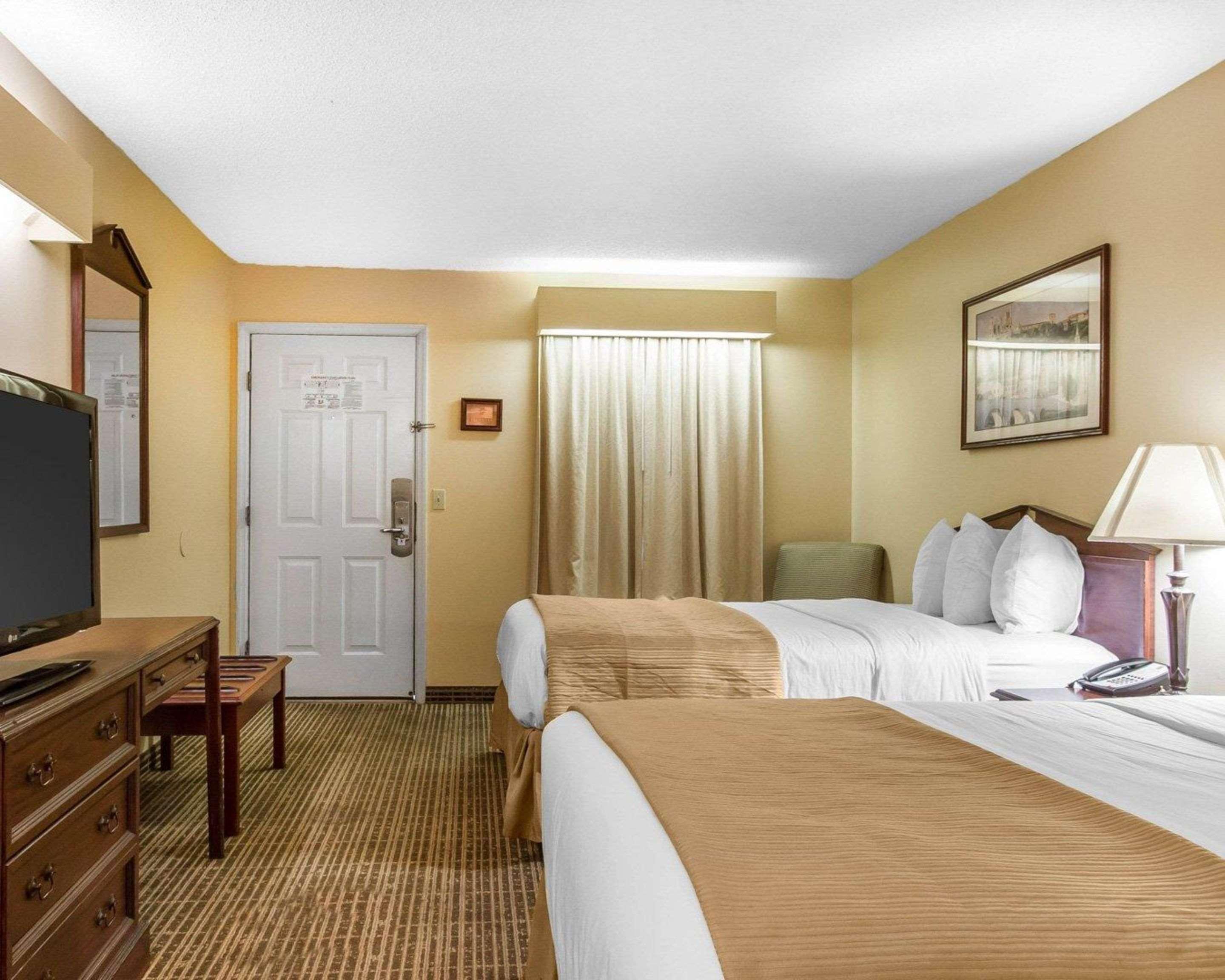 Baymont By Wyndham Selma Hotel Exterior photo