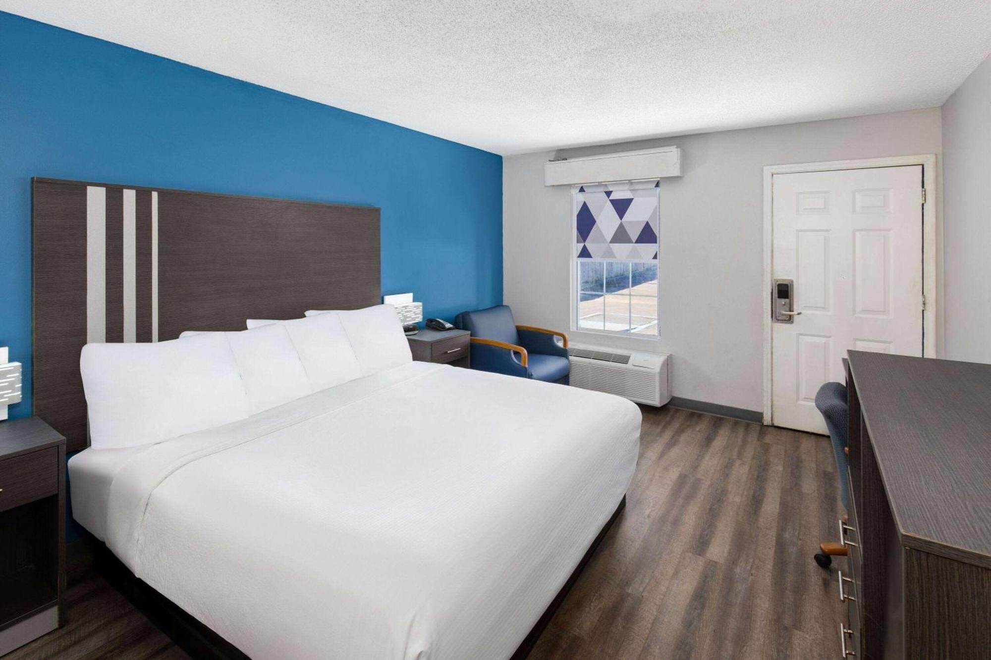 Baymont By Wyndham Selma Hotel Exterior photo