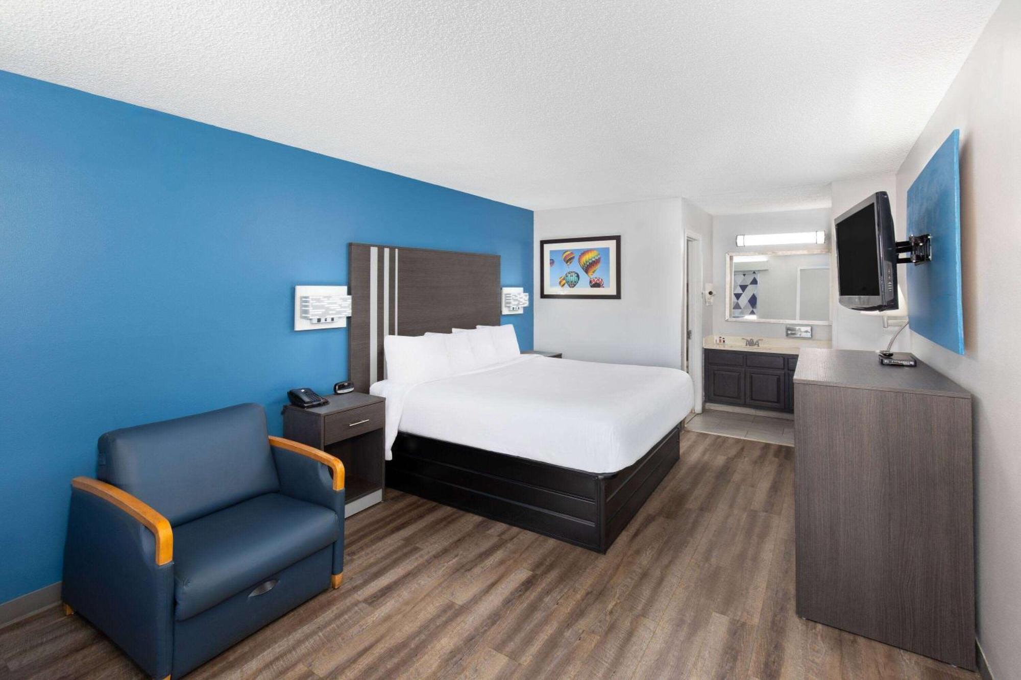 Baymont By Wyndham Selma Hotel Exterior photo