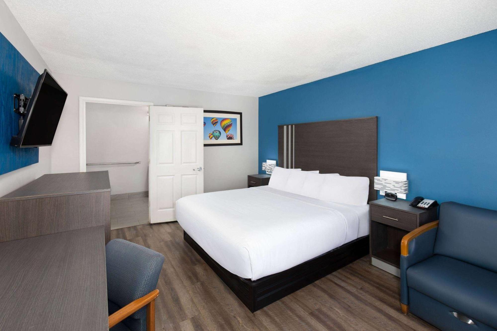 Baymont By Wyndham Selma Hotel Exterior photo